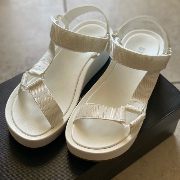 Brand New DKNY - Picture 6 of 8